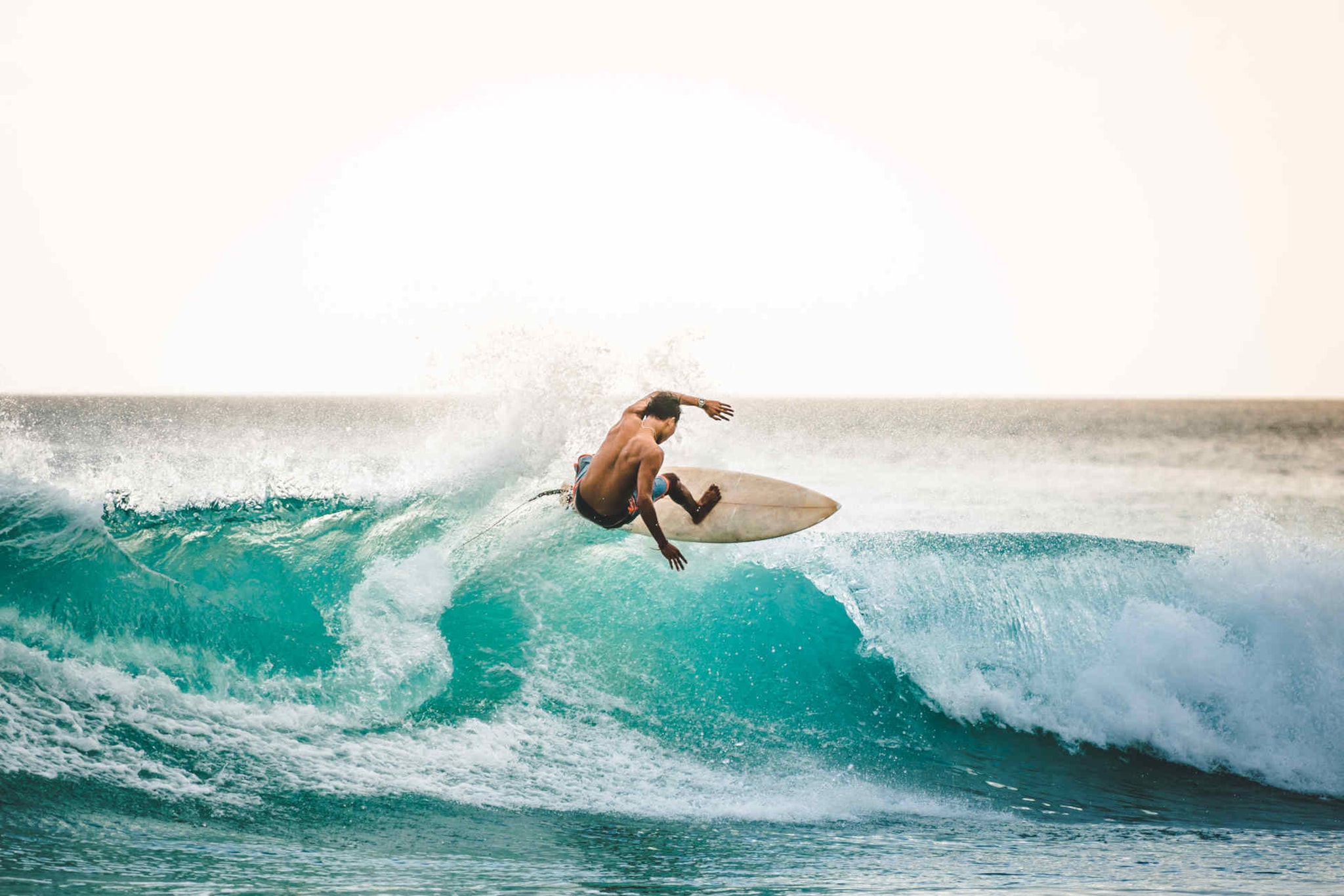 Fare surf in Italia: foto di surfista su onda